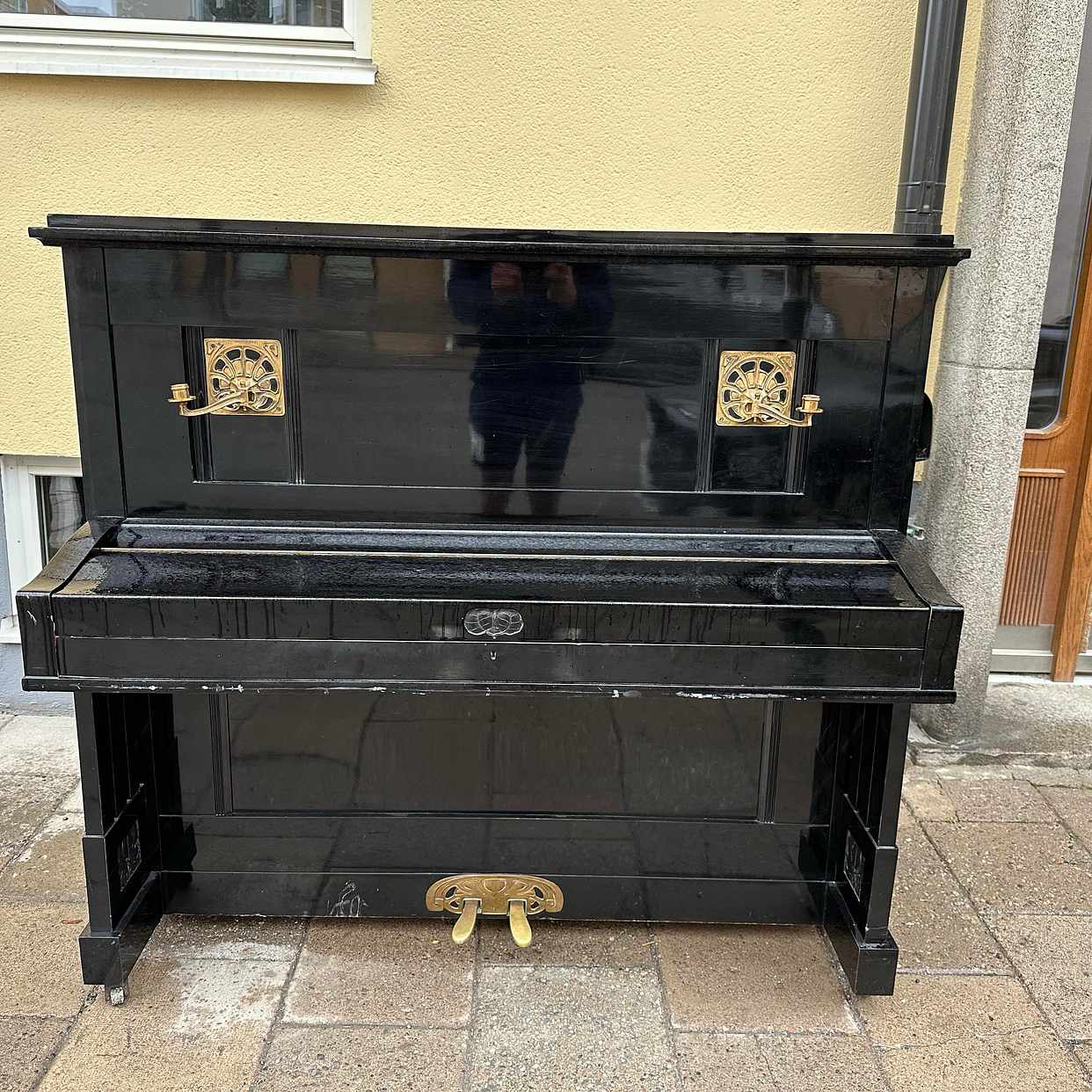 image of piano redan utanför - Sundbyberg