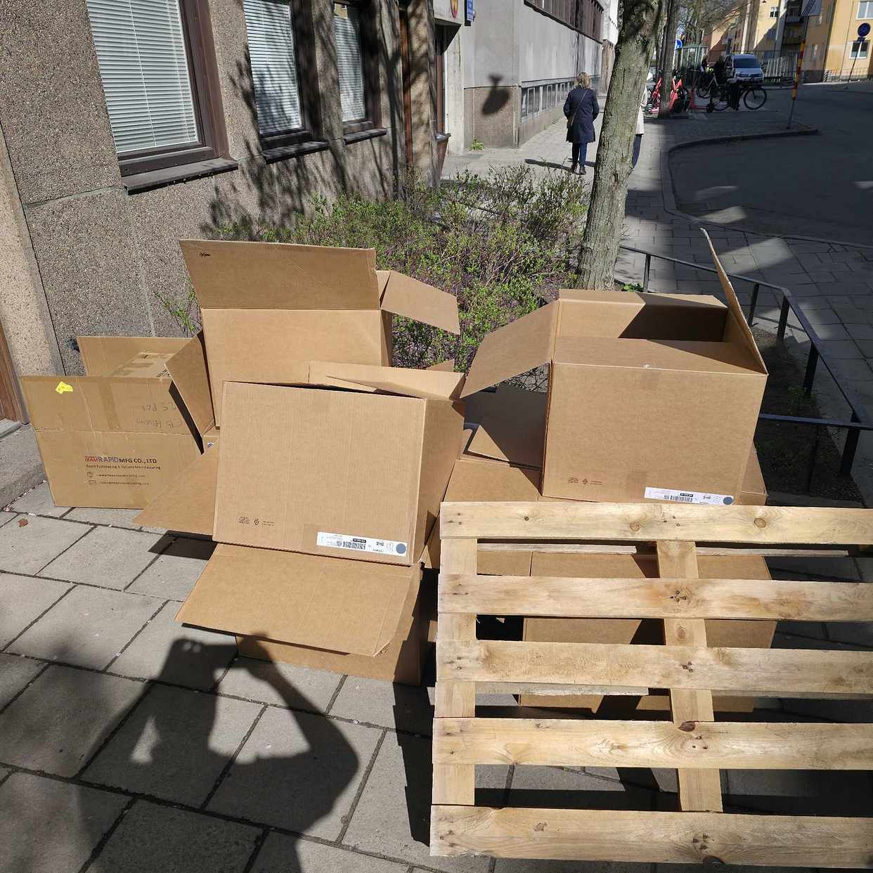 image of 10 kartonger och 1 lastpa - Stockholm