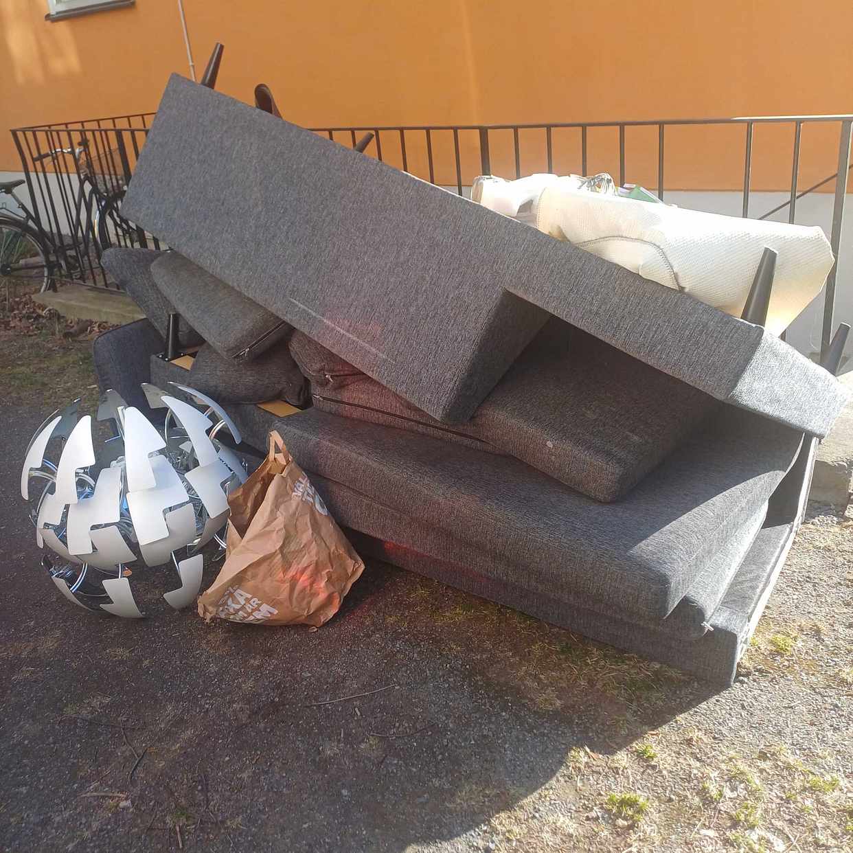 image of Soffa, matta, smått ogott - Hägersten