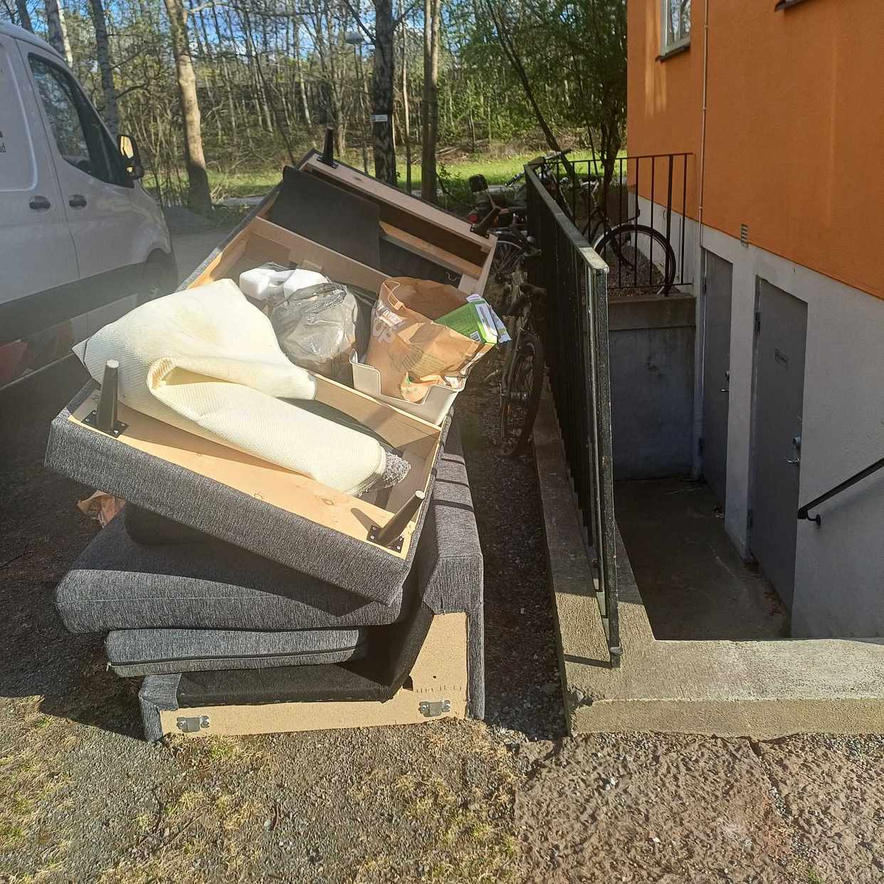 image of Soffa, matta, smått ogott - Hägersten