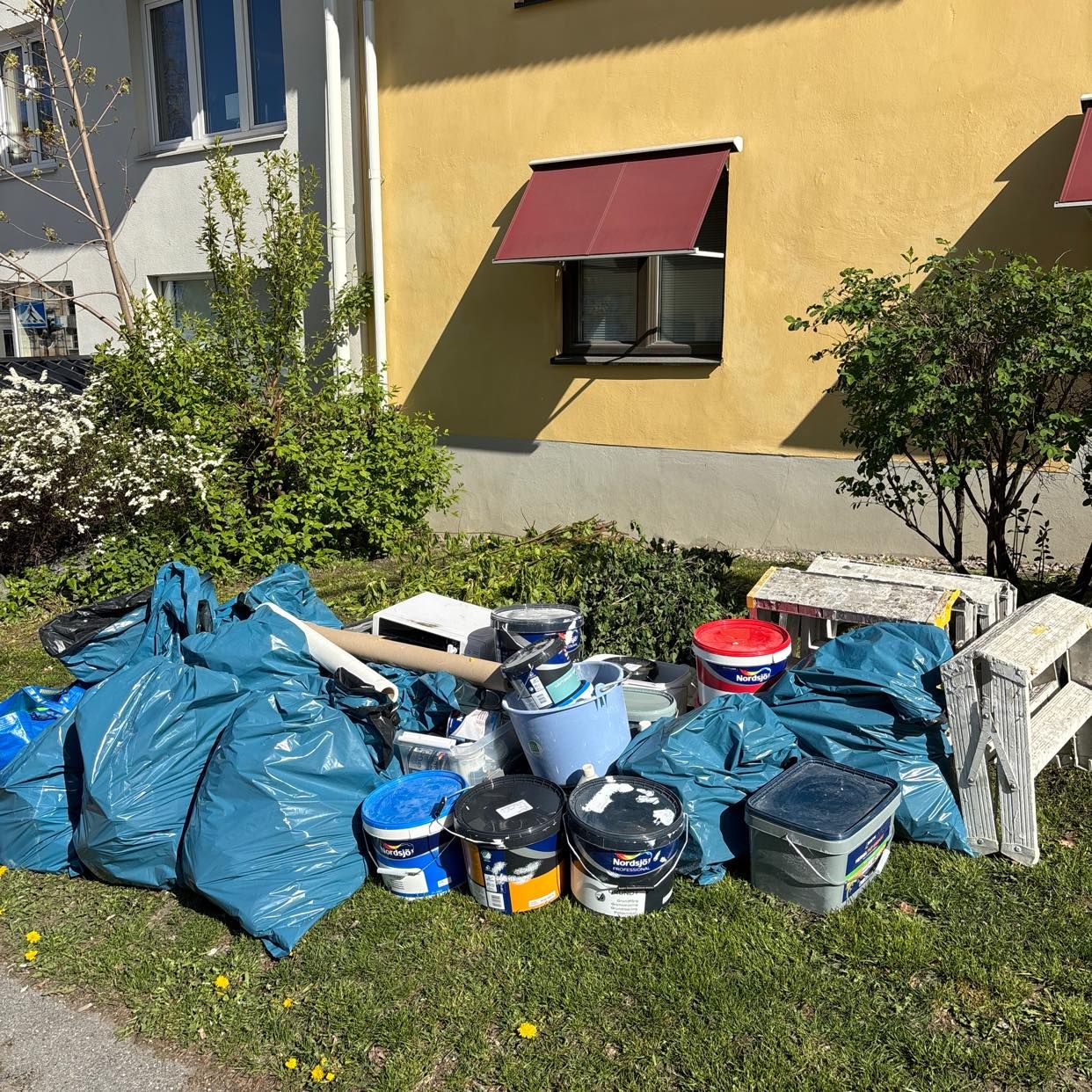 image of Plast glas trä metal färg - Bromma