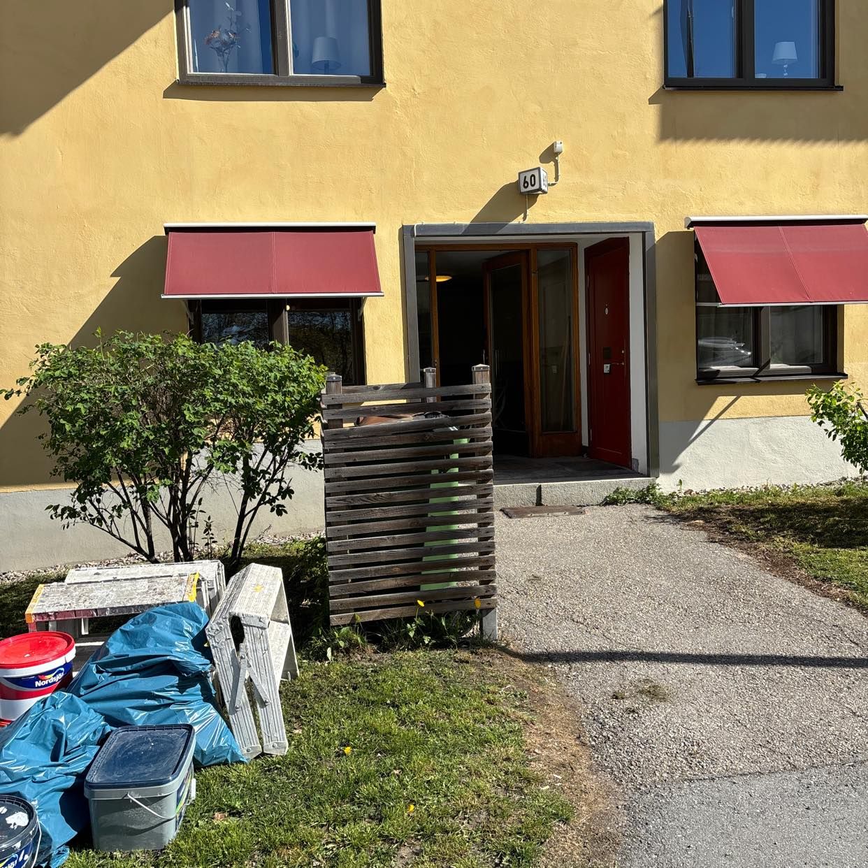 image of Plast glas trä metal färg - Bromma