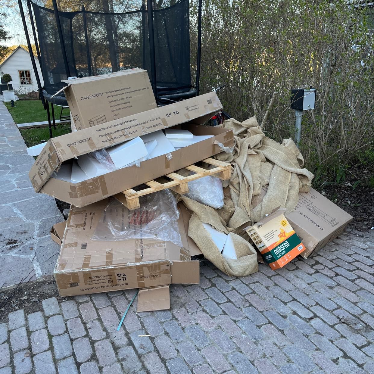 image of Cardboard, pallet, plasti - Täby