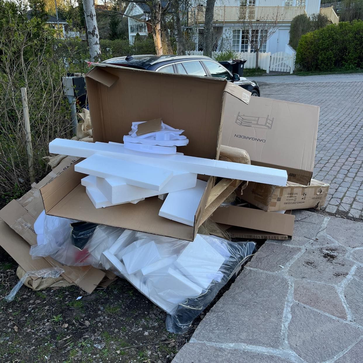 image of Cardboard, pallet, plasti - Täby