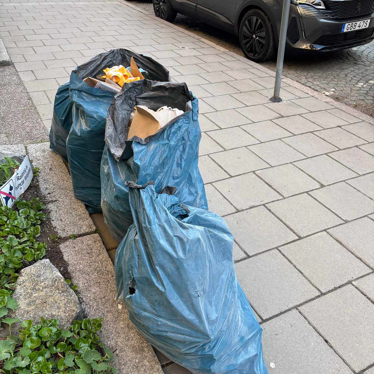 image of Slänga lätta sopsäckar - Stockholm