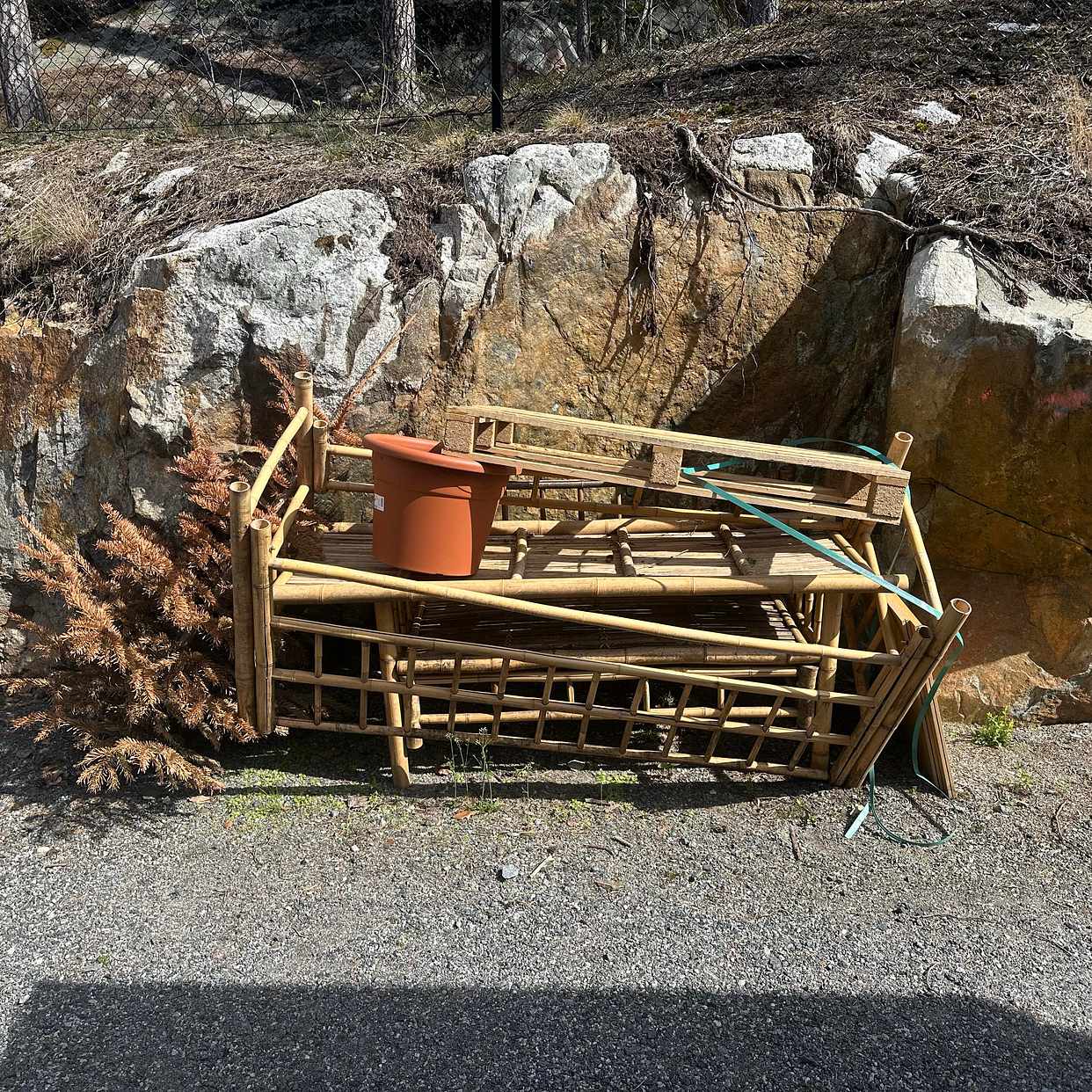 image of Few furniture to recycle - Saltsjö-Boo