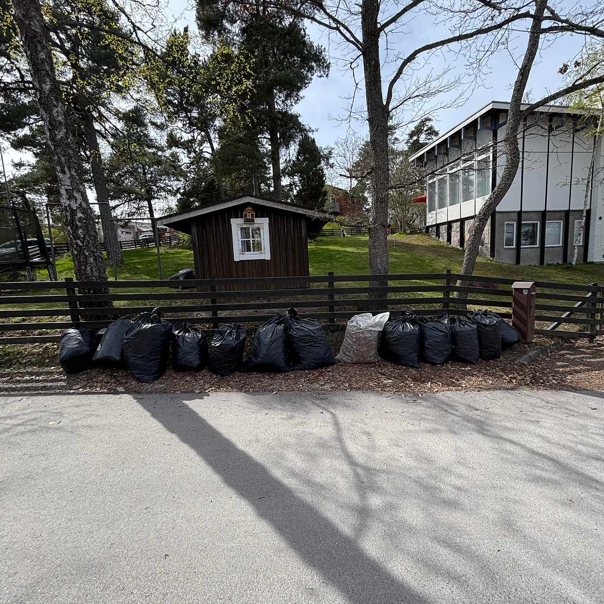 image of 14 säckar löv - Saltsjöbaden