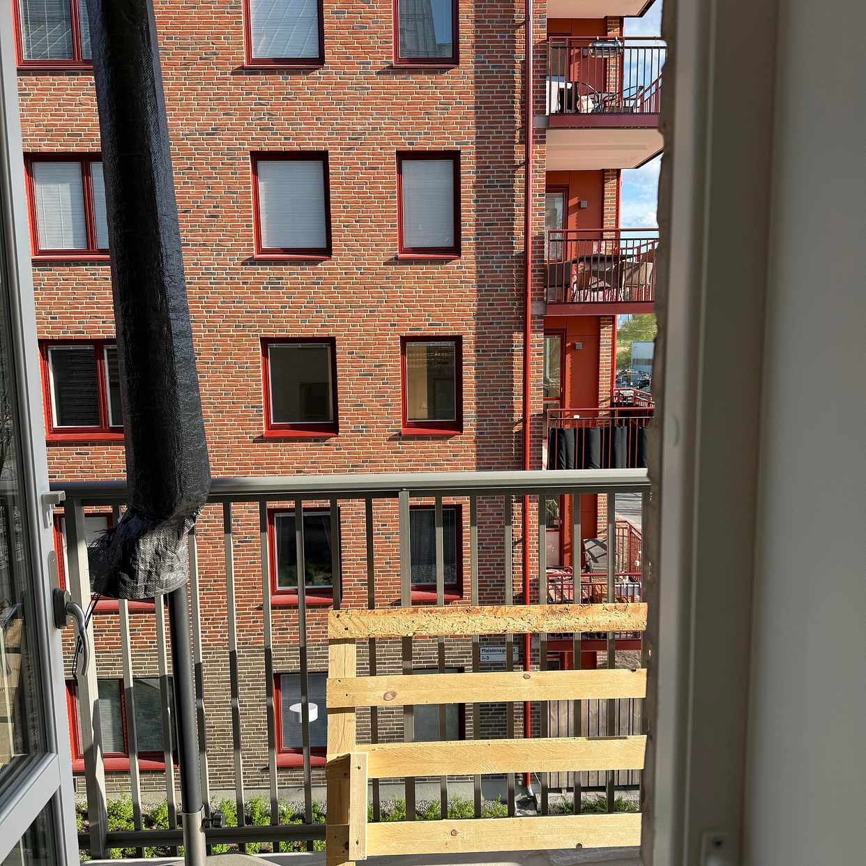 image of Gamla möbler och parasoll - Järfälla
