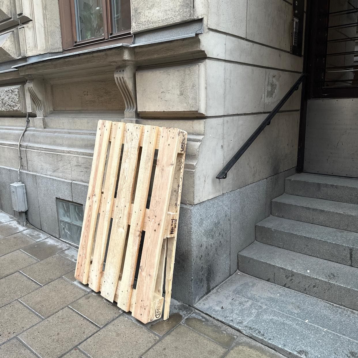 image of Liter bord och träpall - Stockholm