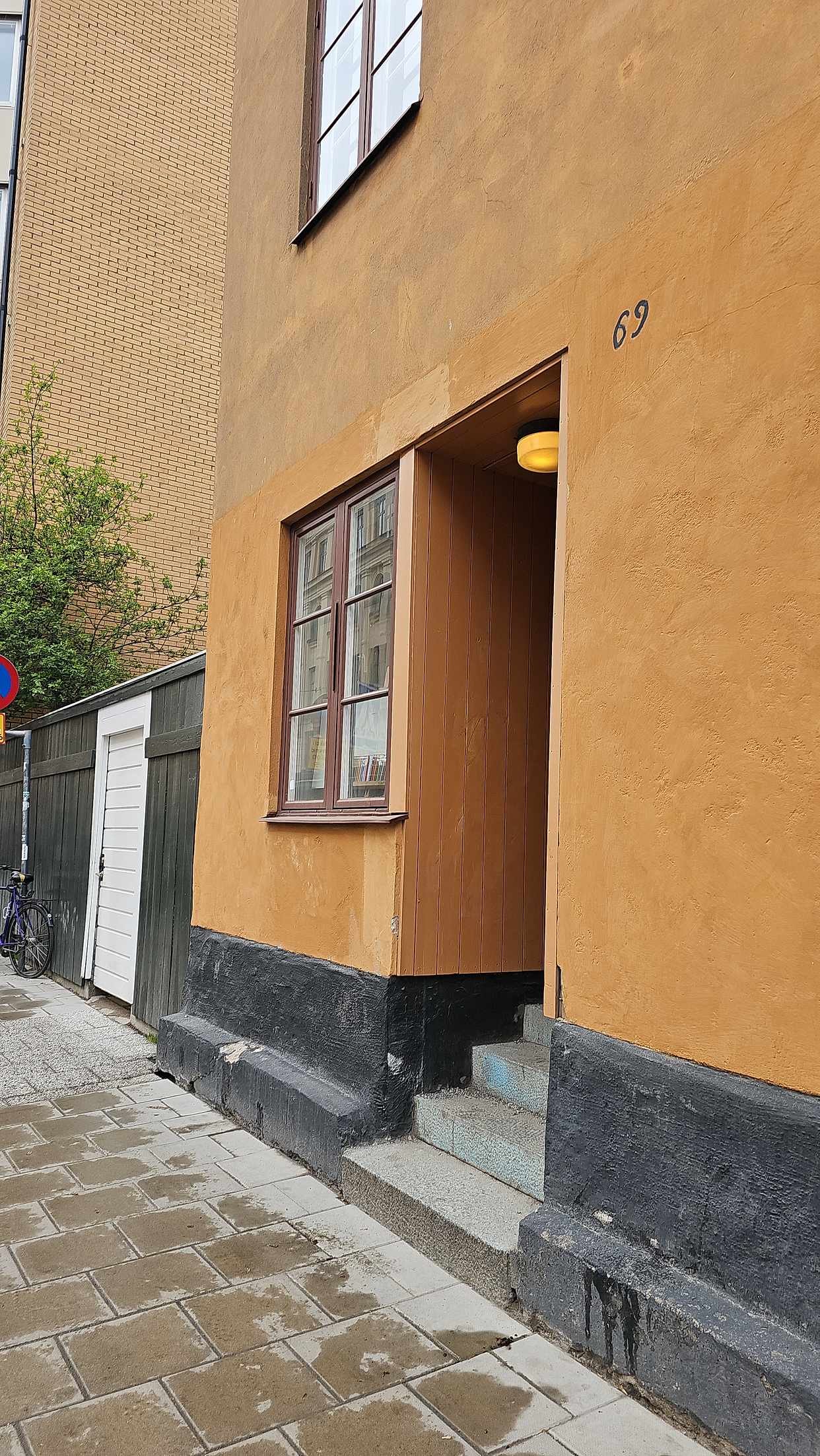 image of En vattenskadad hyllla. - Stockholm