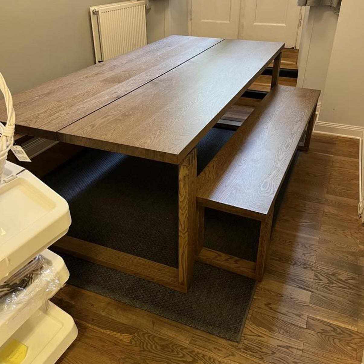 image of Leverans av stort matbord - 
