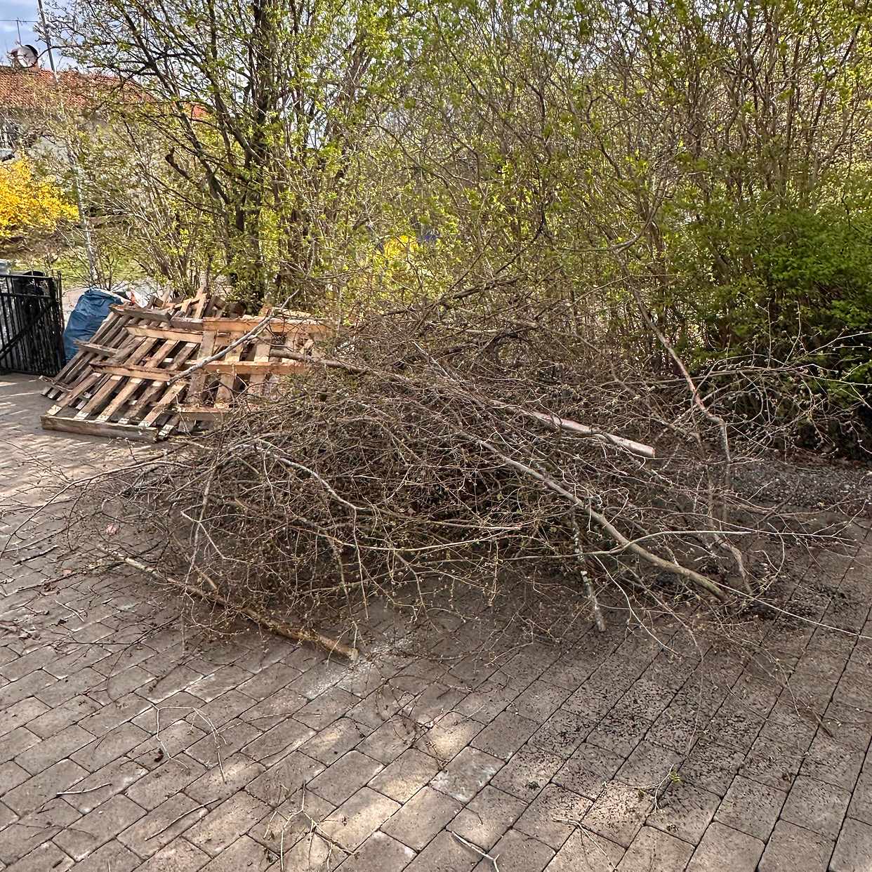 image of Skräp till tippen - Sollentuna