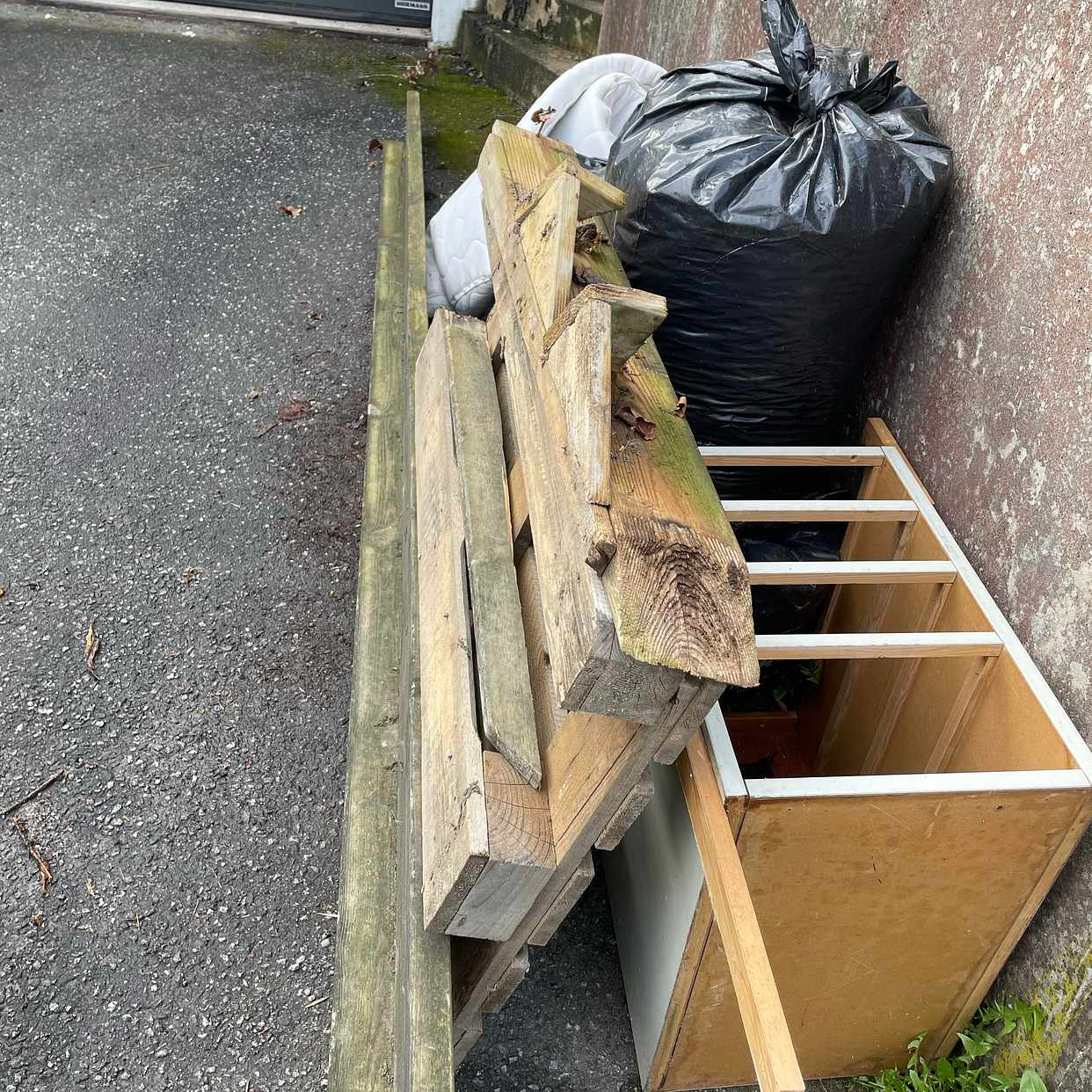 image of Hämta säckar med löv mm - Hägersten
