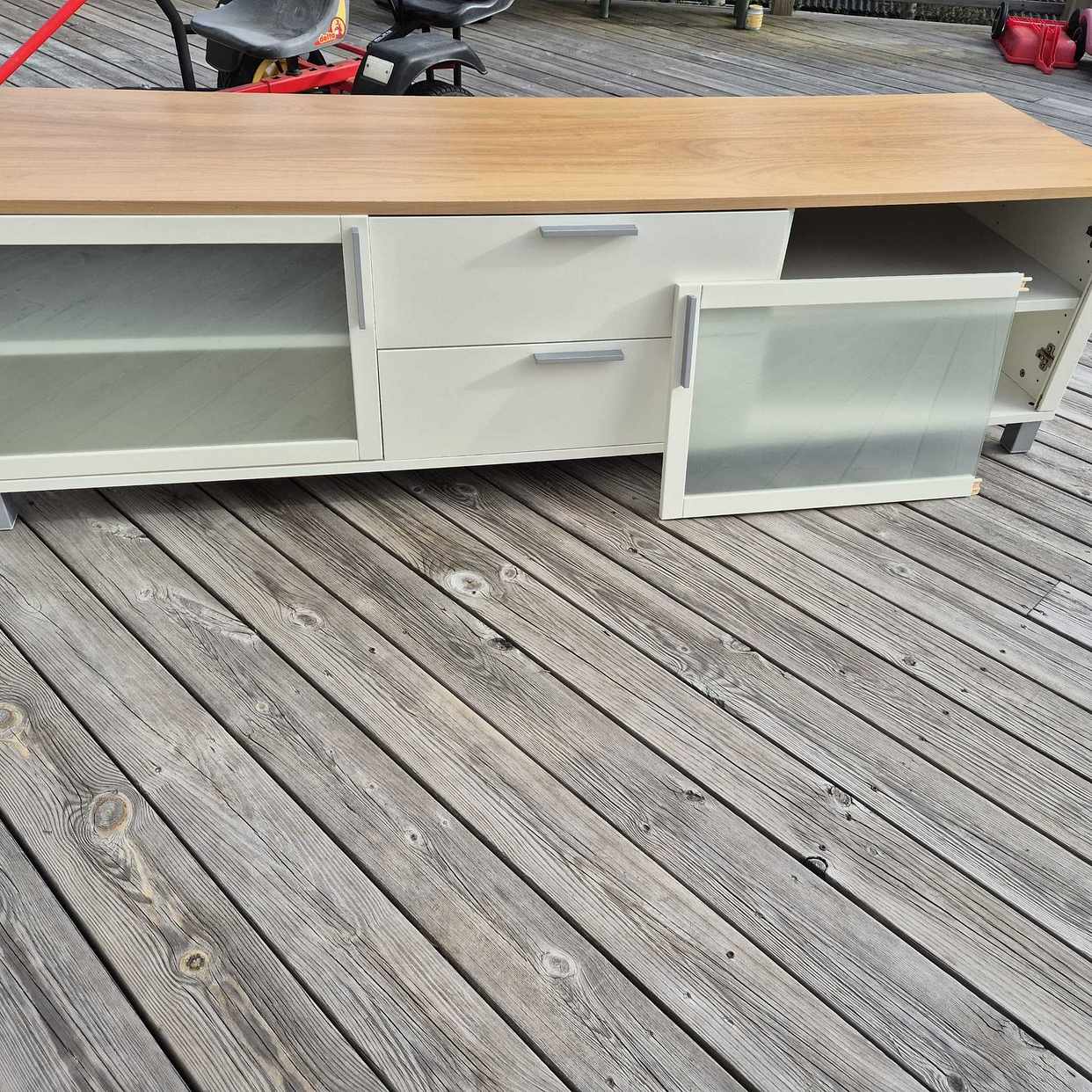 image of TV bänk och två stolar - Tullinge