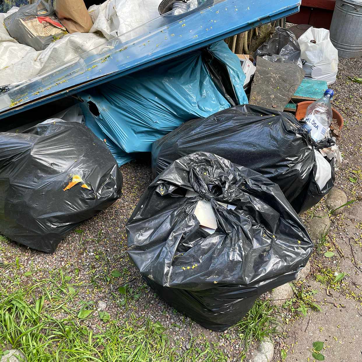 image of Säckar med trä, plast, et - Stockholm