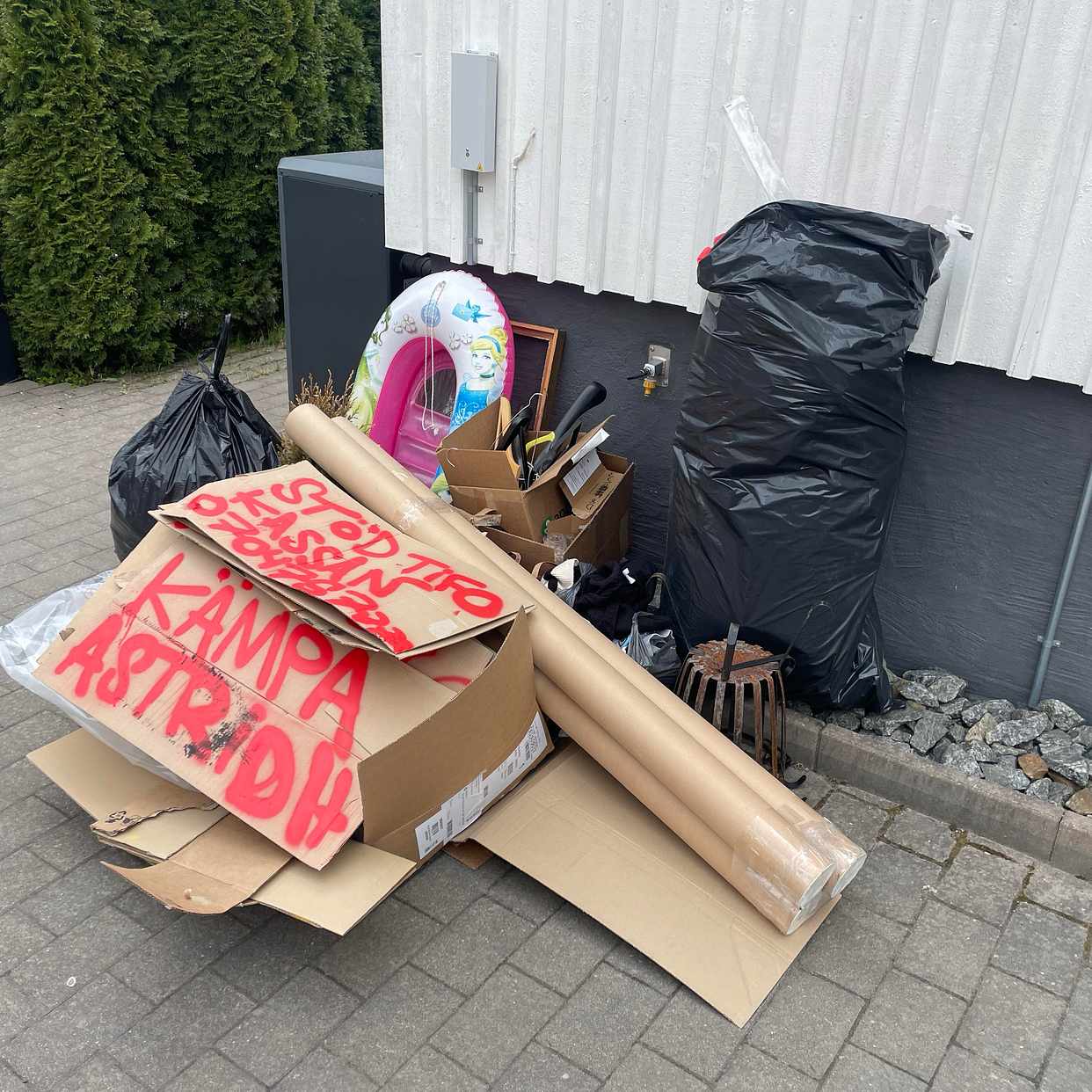 image of Kartonger plast trädgård - Enskede