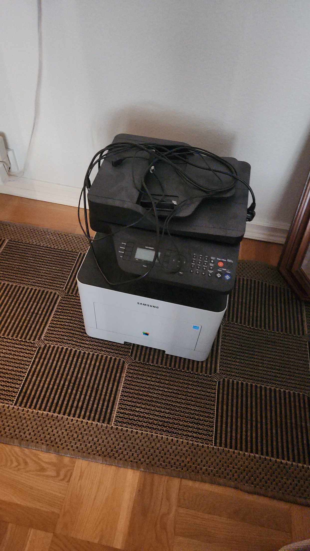 image of Table, mirror, printer et - Täby