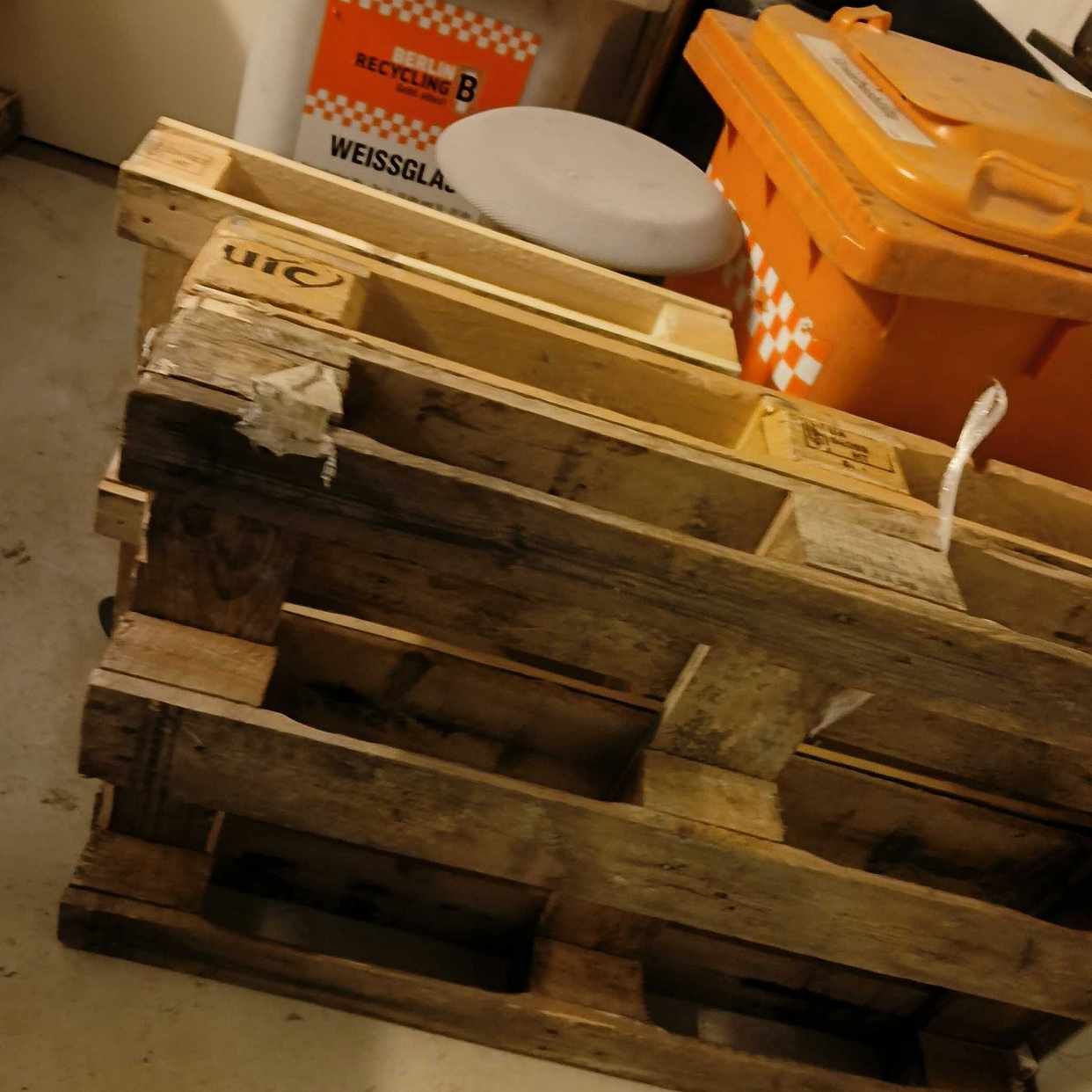 image of Paletten und Plastikboxen - Berlin