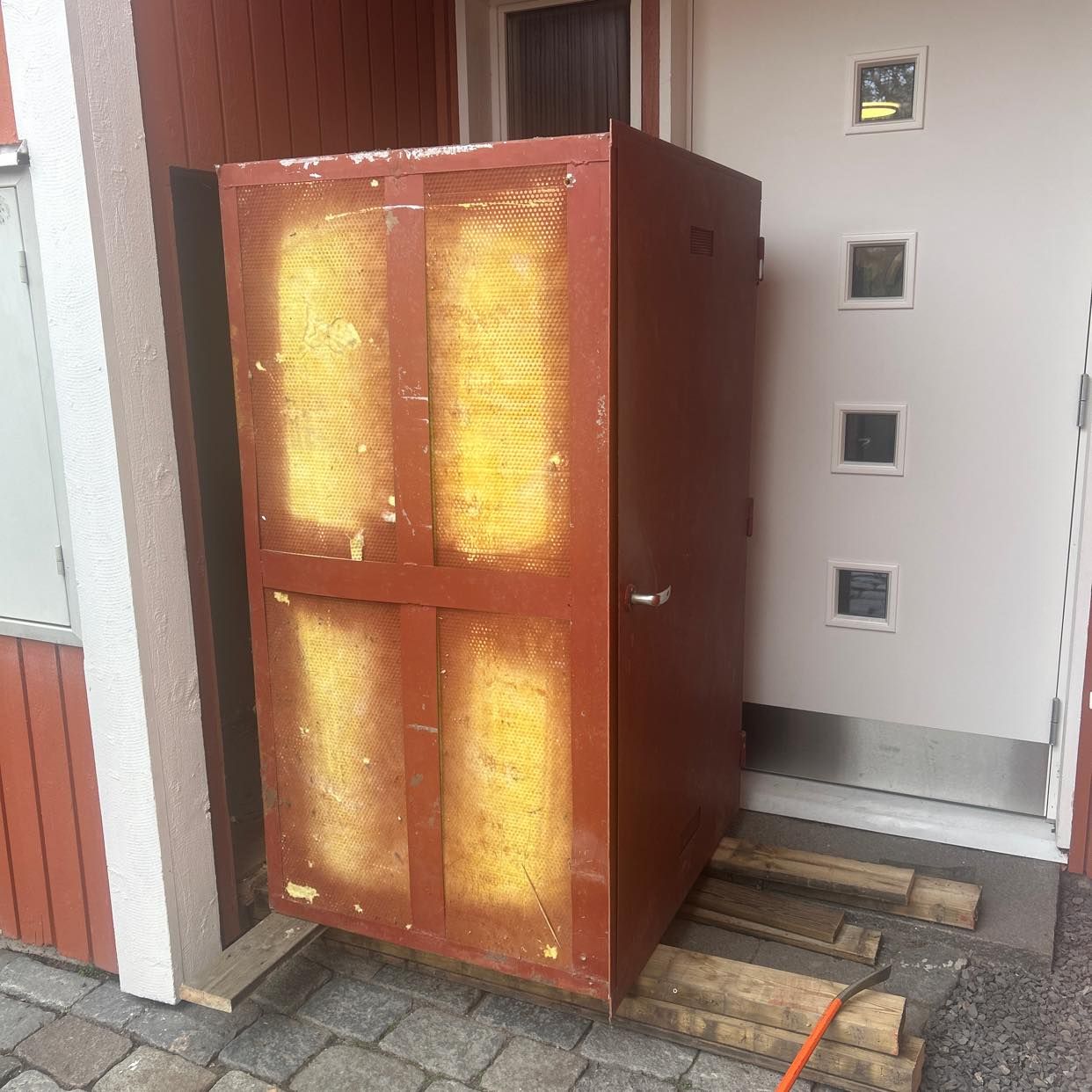 Gammalt sopskåp i metall