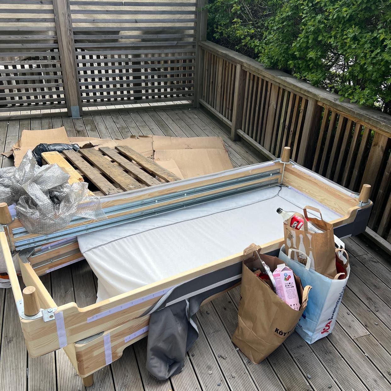 image of bed frame  and trash - Enskede
