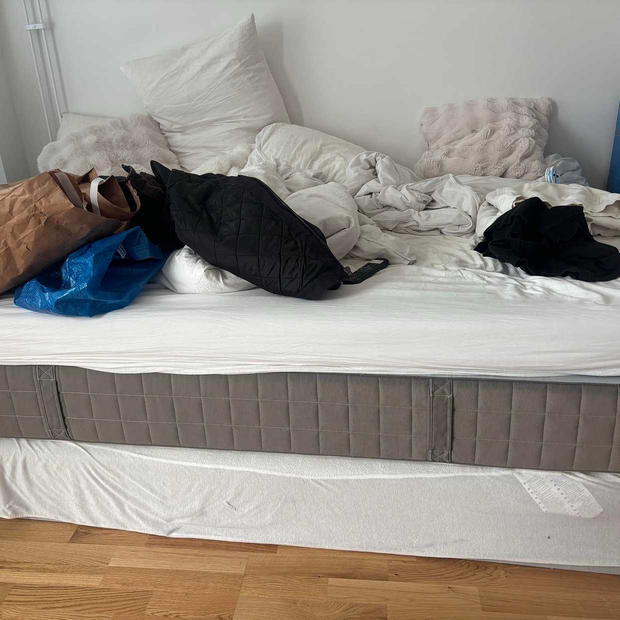 image of Tv tv bänk säng utemöbler - 