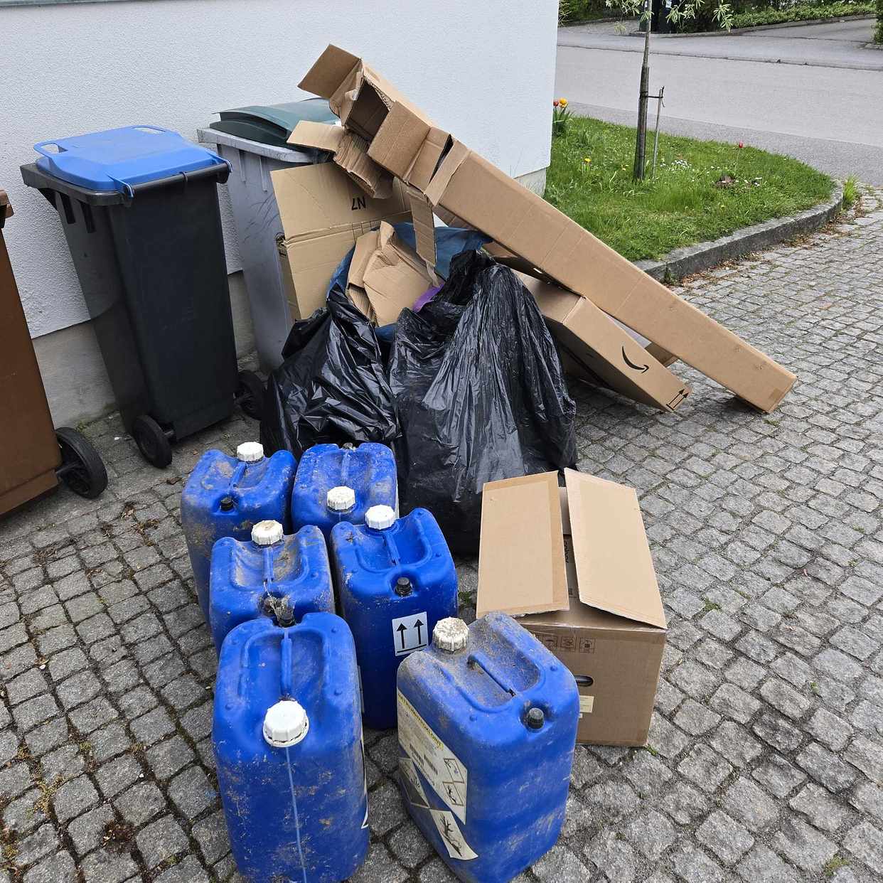image of Papp, plast och glas - Djursholm