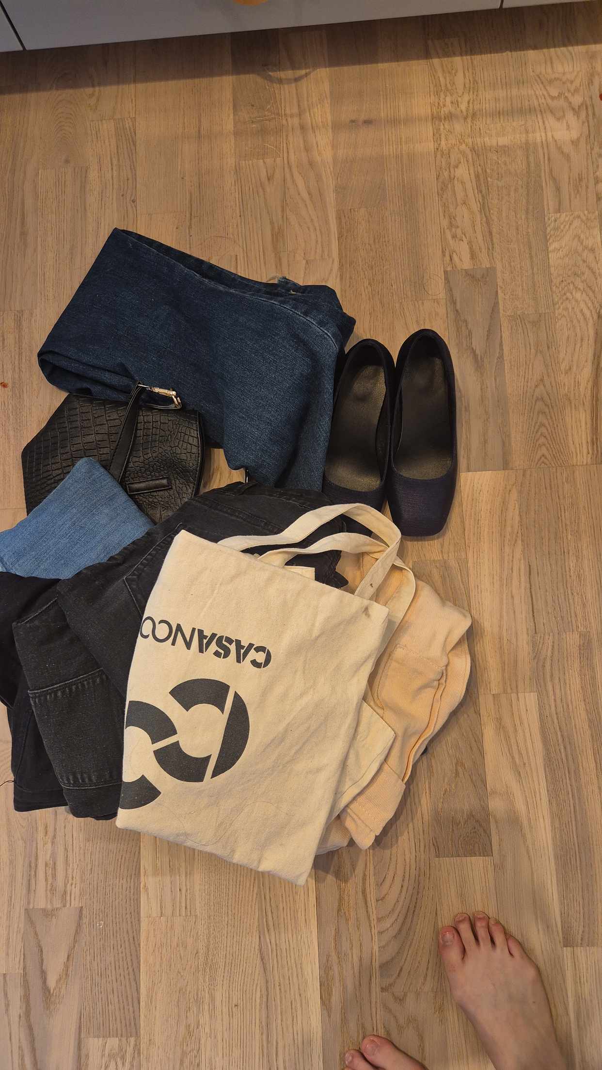 image of bags, shoes and clothes - Huddinge