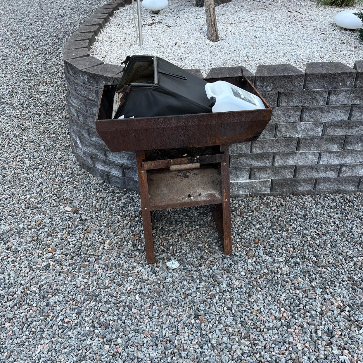 image of Slänga gammal grill - Tyresö