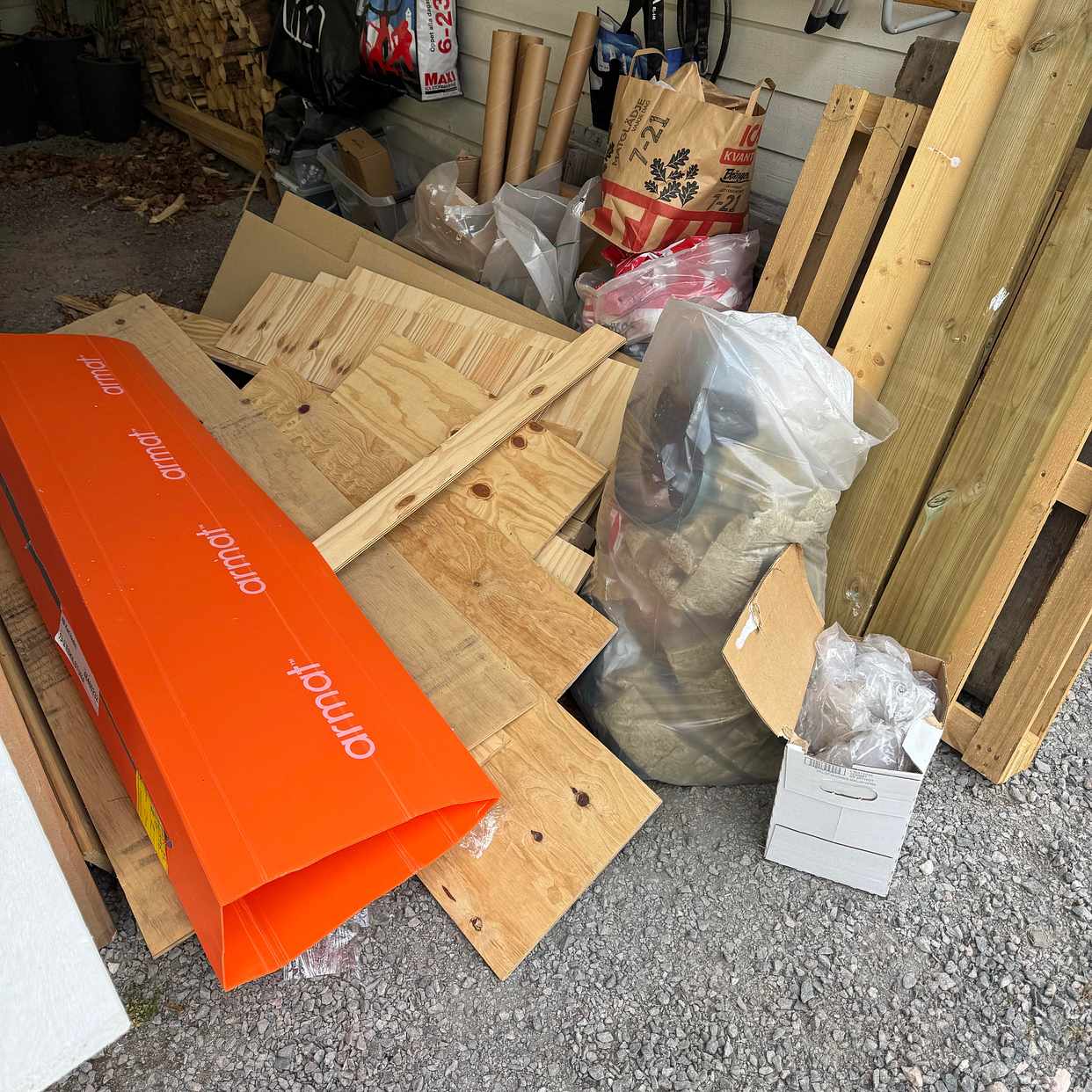 image of Träavfall och kartonger - Kjula-Berga