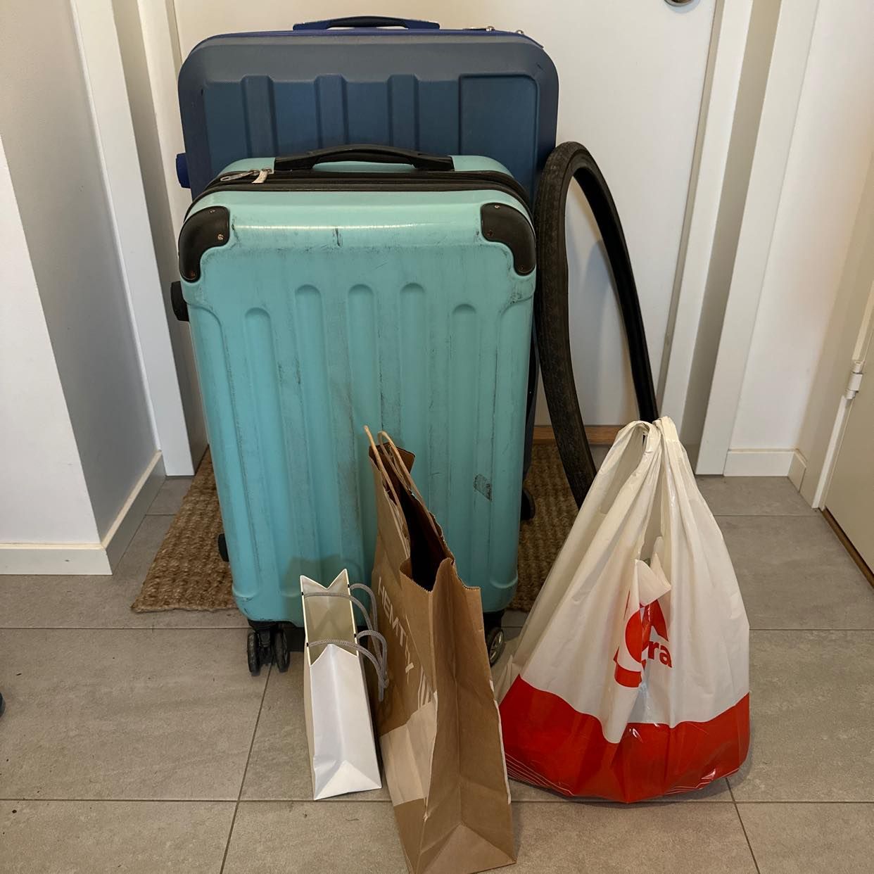 image of Travel case recycling - Handen