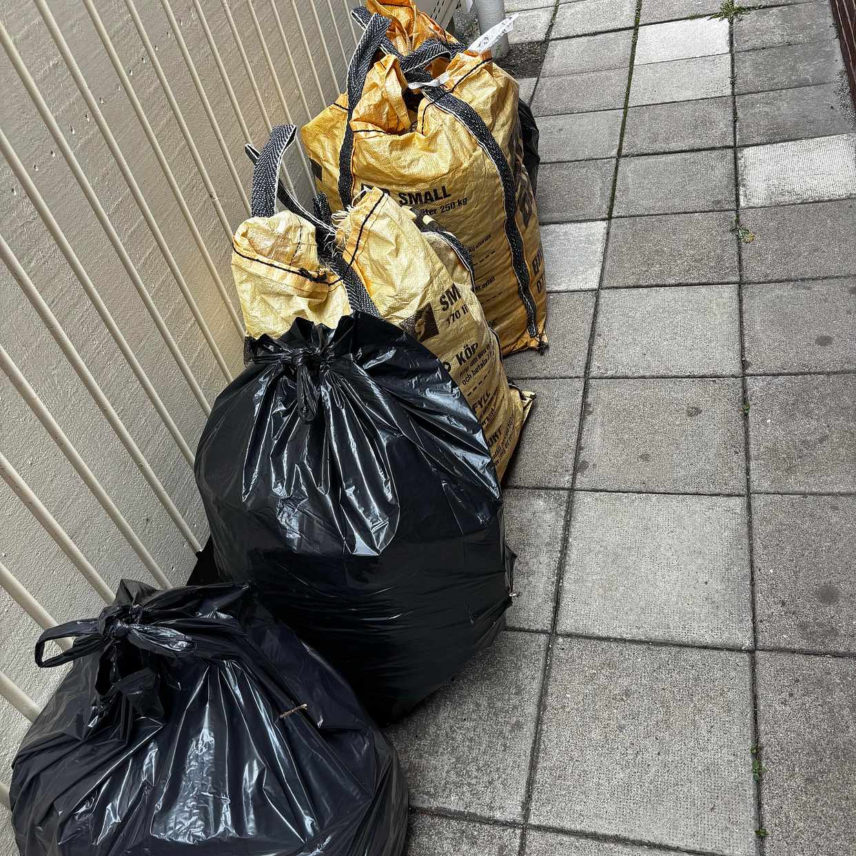 image of Lövsäckar och lite plast - Huddinge Sankt Mikaels