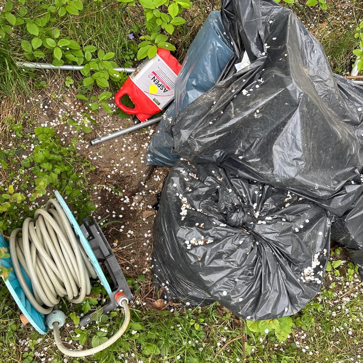 image of Lövsäckar och lite plast - Huddinge Sankt Mikaels