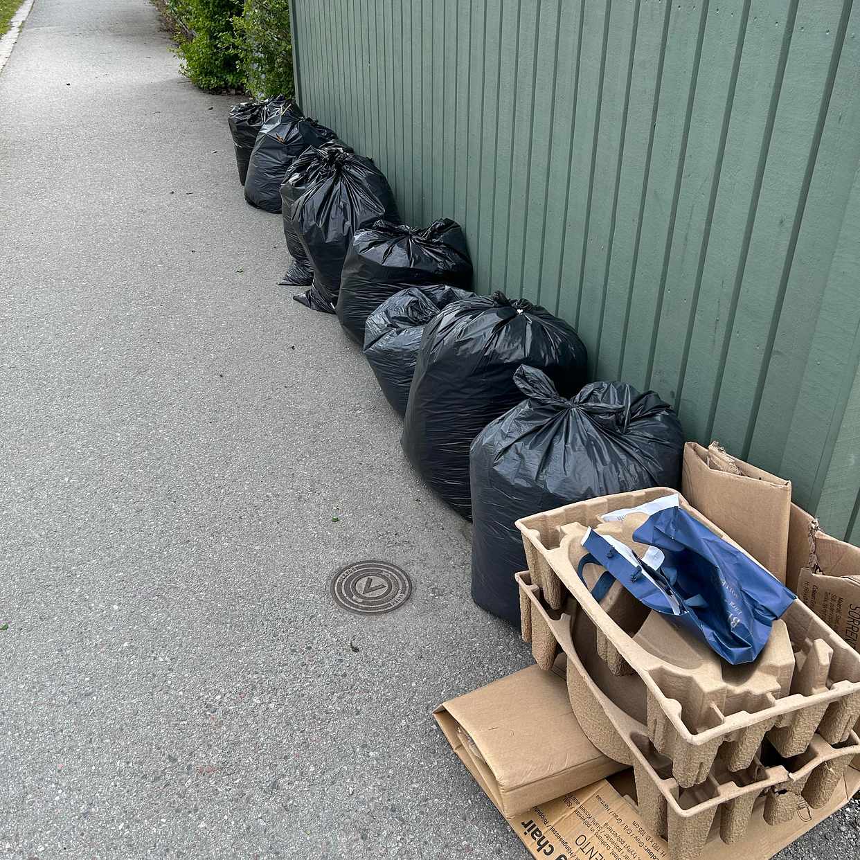 image of 20 säckar + några kartong - Sollentuna
