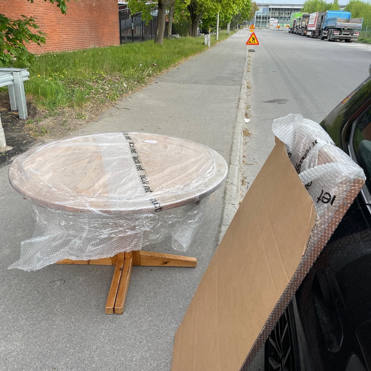 image of Hämta och leverera bord - 