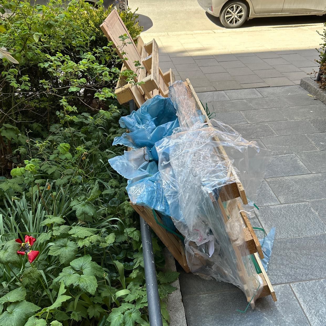 image of 4 pallets plus plastic - Kungsholmen