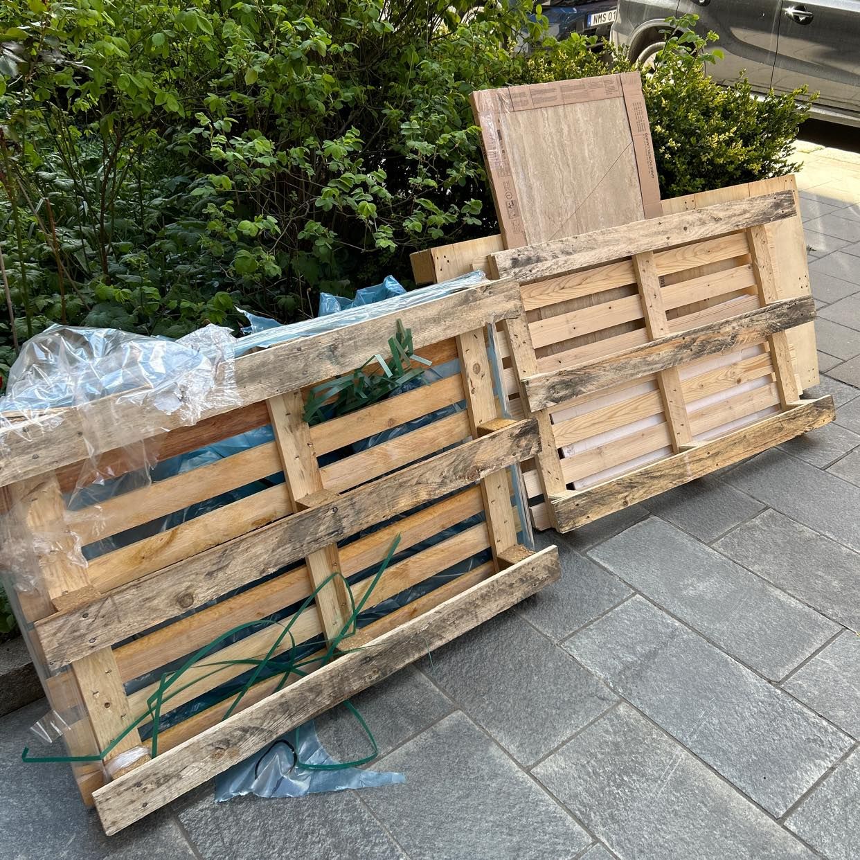 image of 4 pallets plus plastic - Kungsholmen