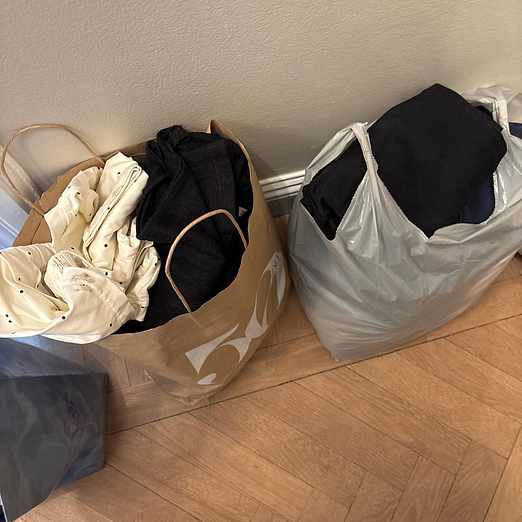 image of 2 påsar med kläder - Stockholm