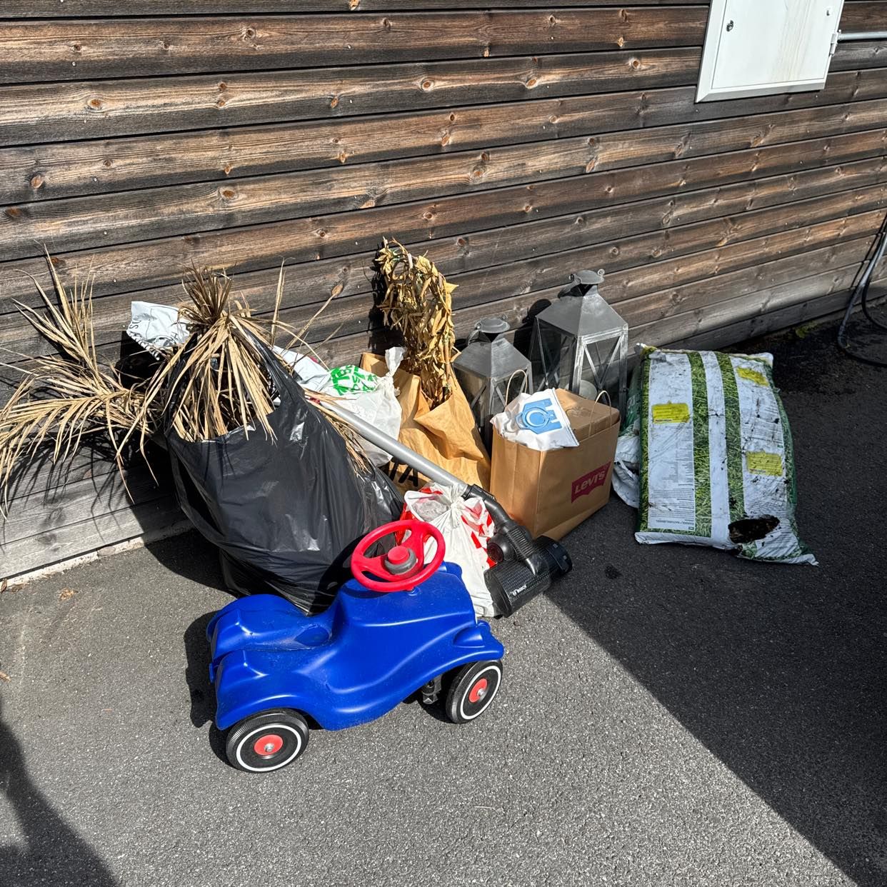 image of Diverse skräp - Bro