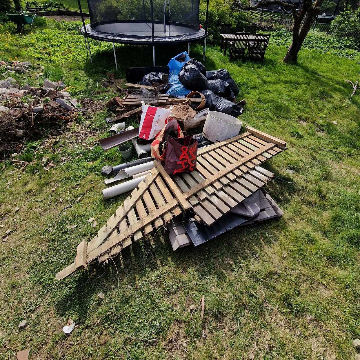 image of Skräp från tomt/renoverin - Älvsjö