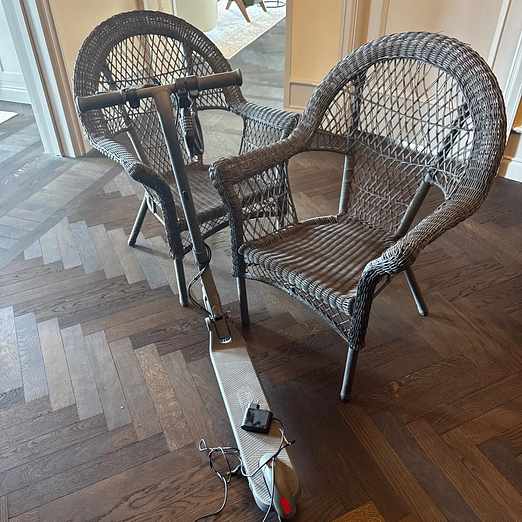 image of Elsparkcykel o utemöbler - Stockholm