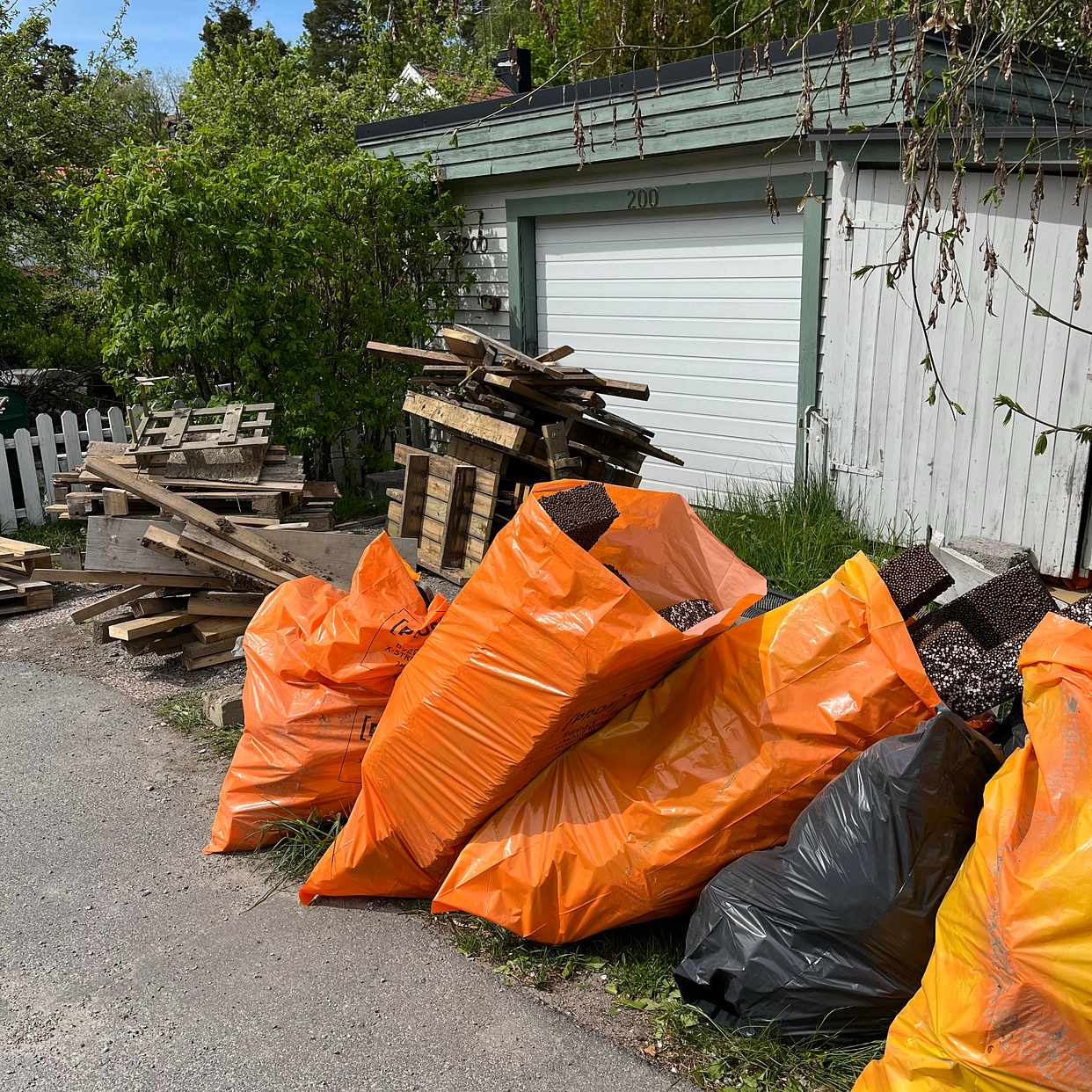 image of Sorterat byggavfall till - Hägersten