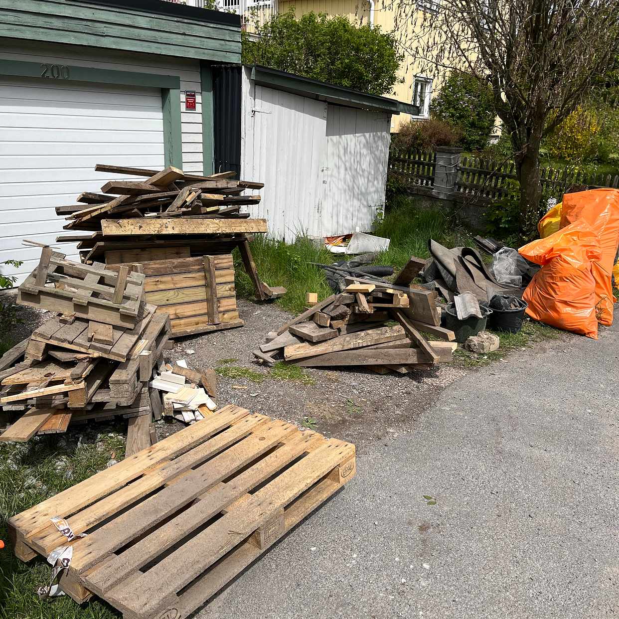 image of Sorterat byggavfall till - Hägersten