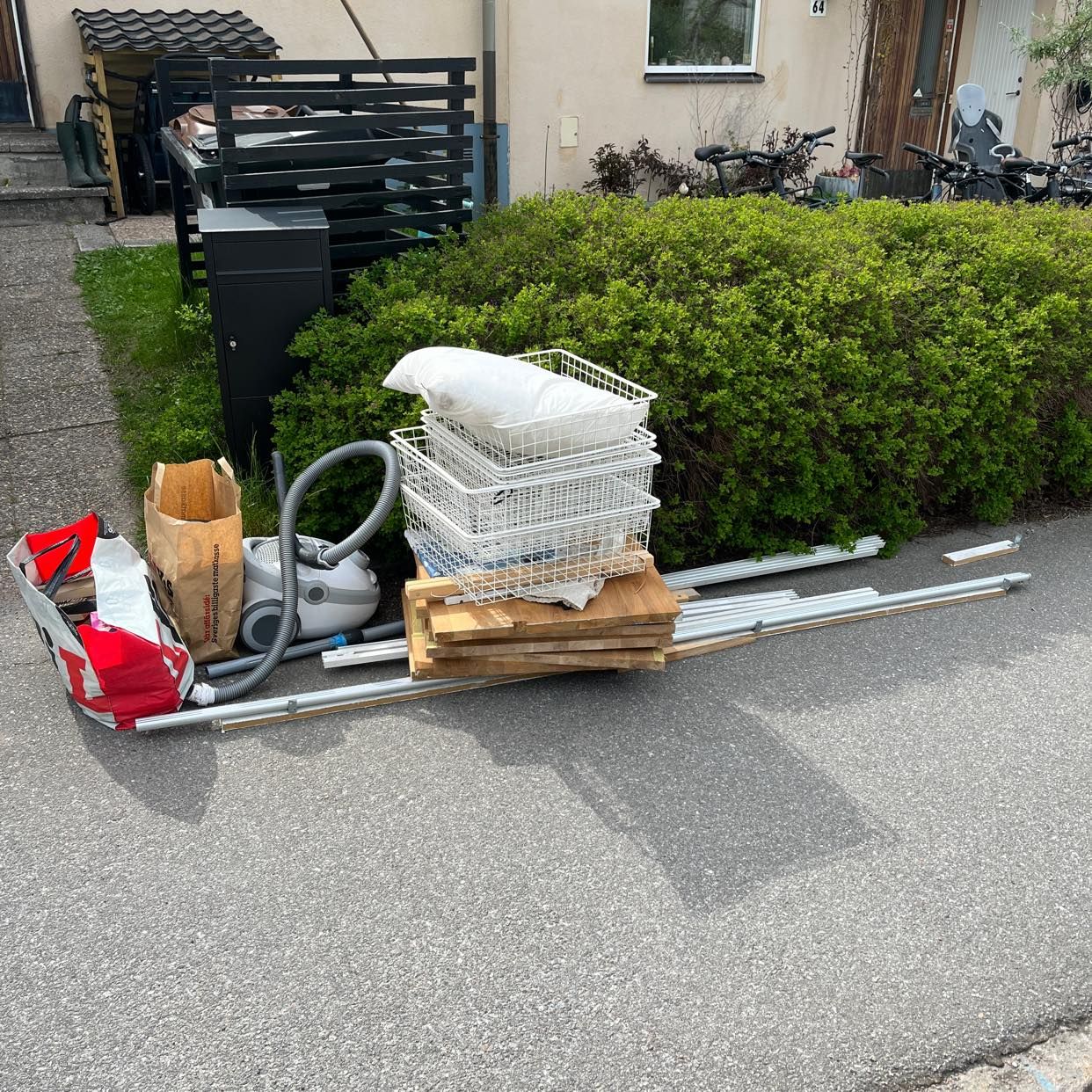 image of Slänga blandade saker - Enskede