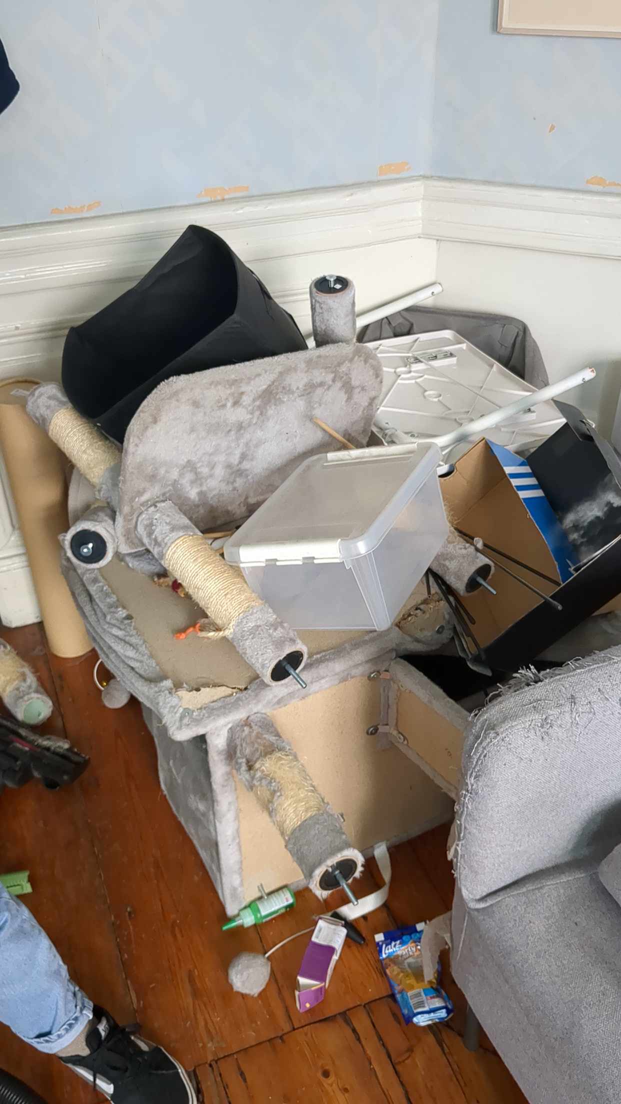 image of Broken cat tree and chai - Stockholm