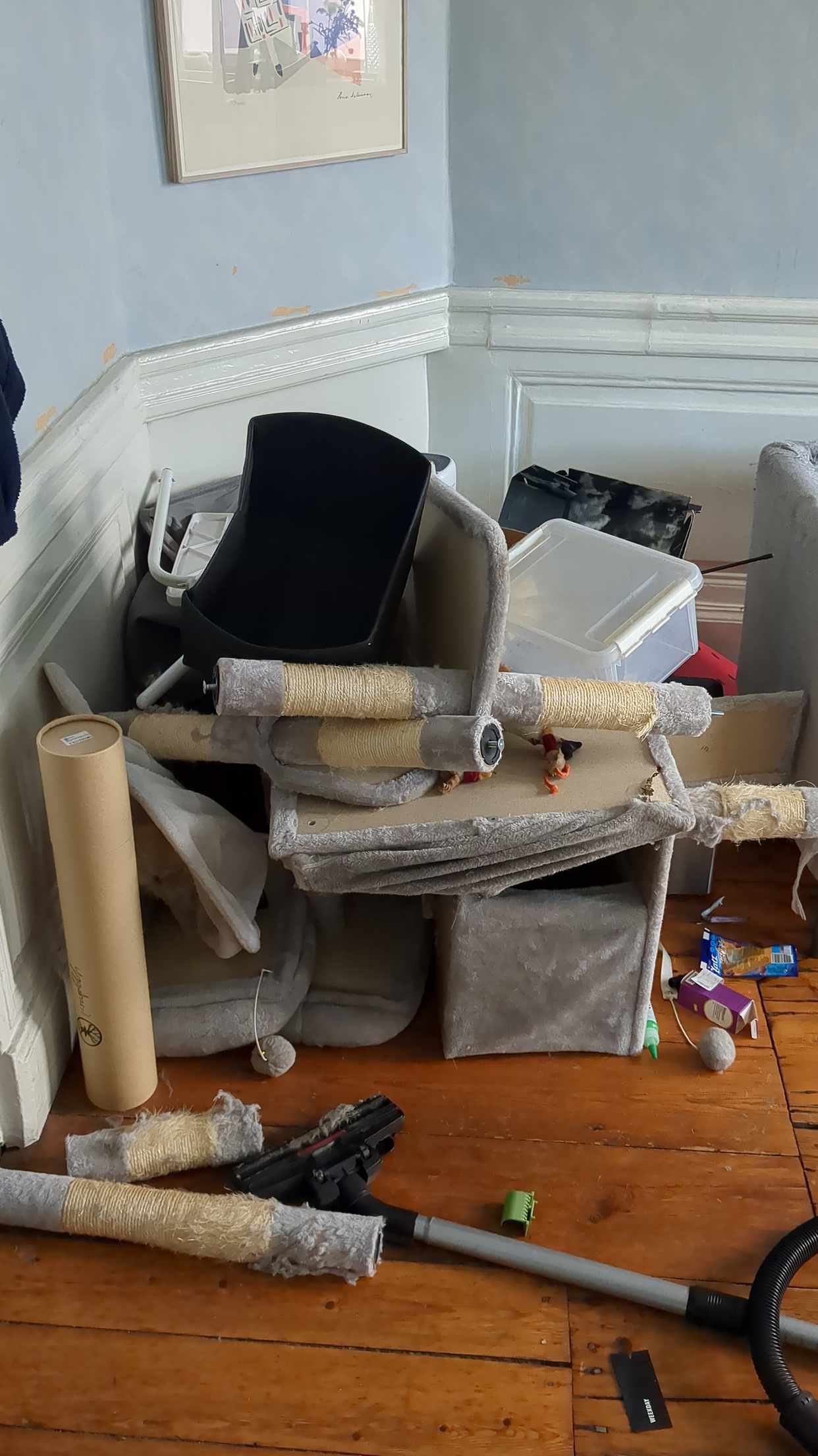image of Broken cat tree and chai - Stockholm