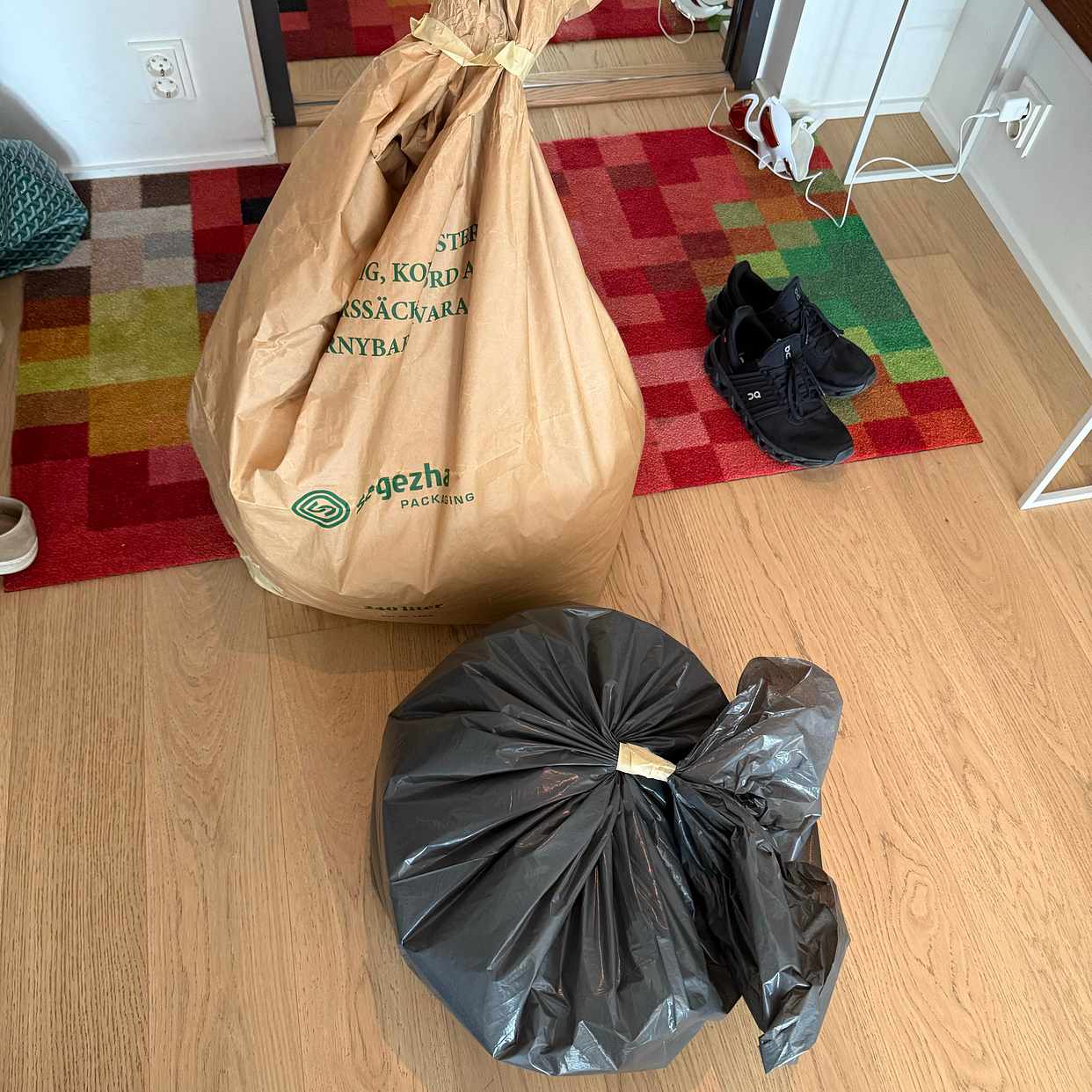 image of 2 påsar med jord och - Stockholm