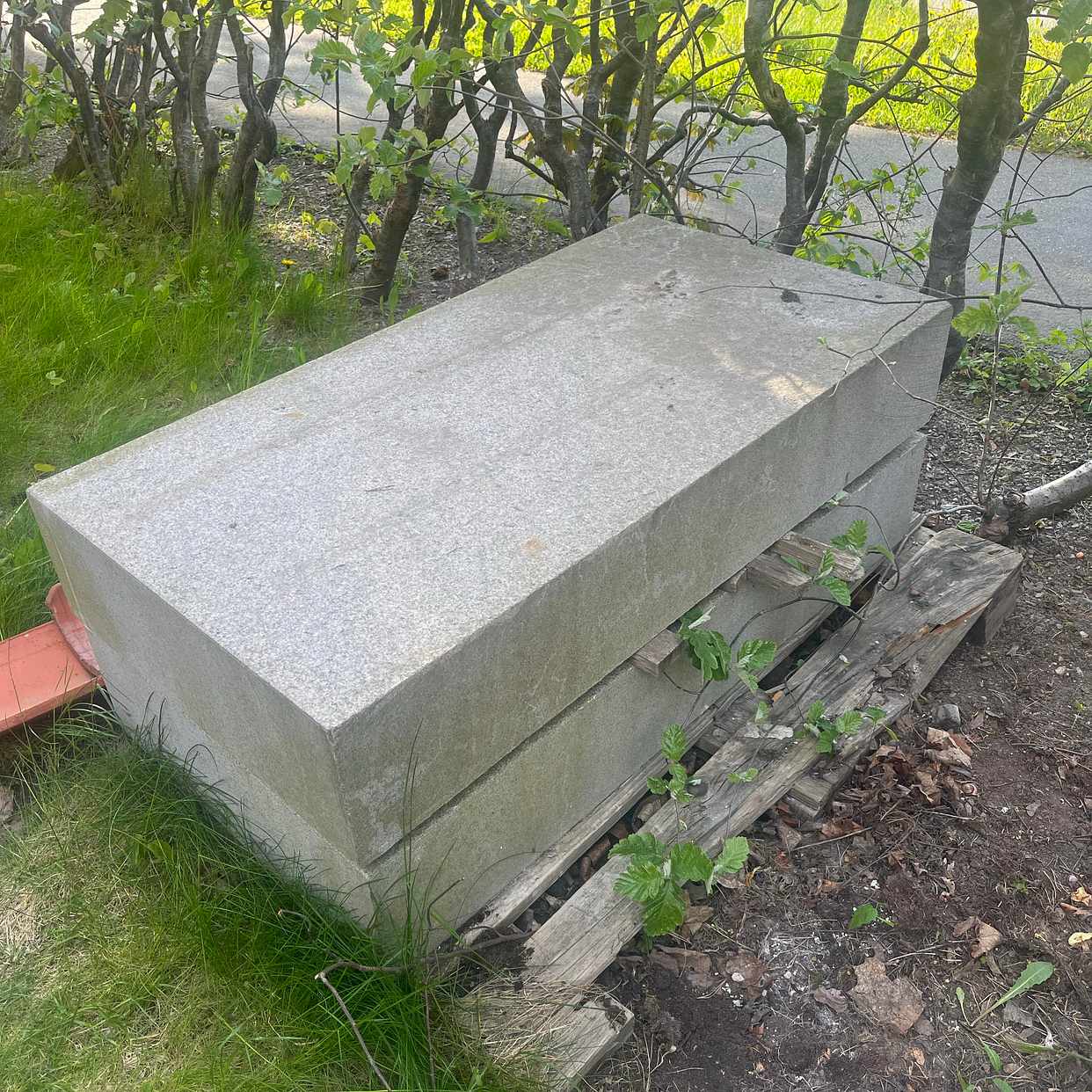 image of Två tyngre stenblock - Bromma