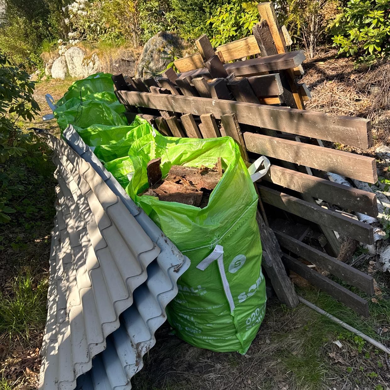 image of Trädgårdsavfall, trä plåt - Ekerö