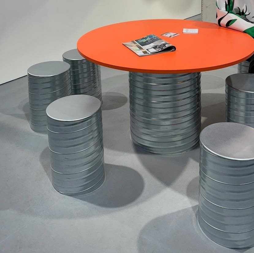 image of 1 table + 5-7 stools - 