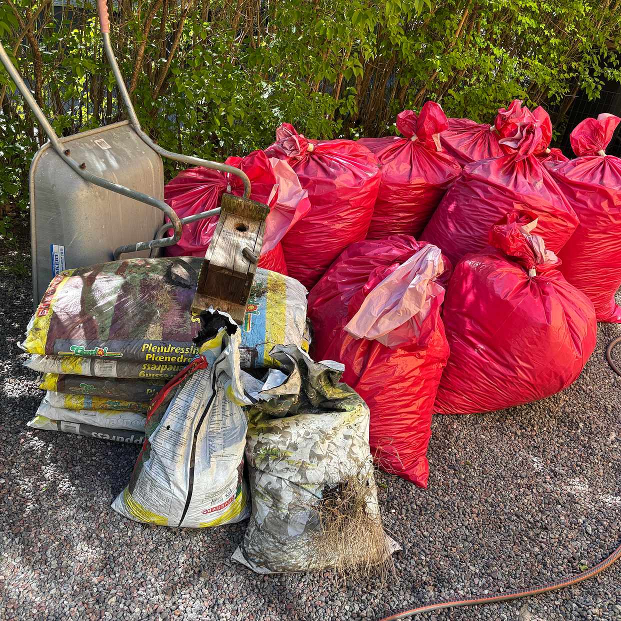 image of 10 lövsäckar 8 jordsäckar - Bromma